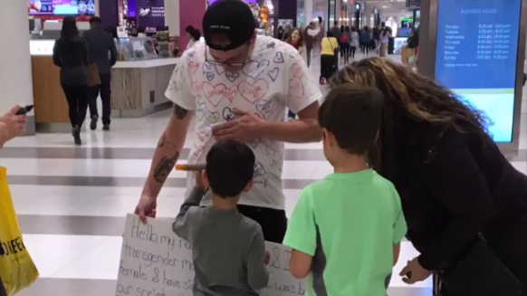 Shoppers at Oshawa mall embrace transgender teen with signatures of support - CityNews