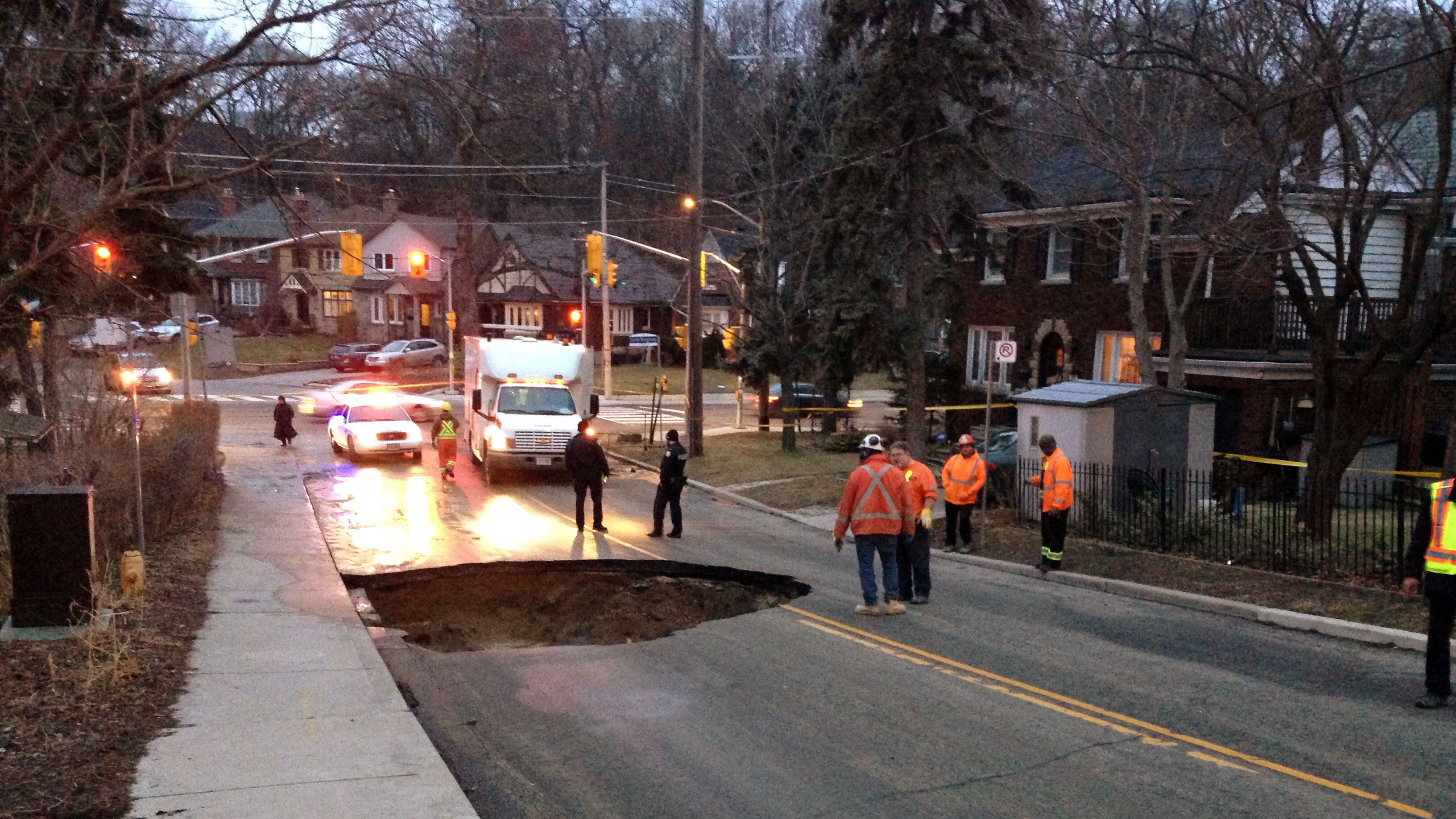 20-foot sinkhole closes street in Toronto's west end - CityNews